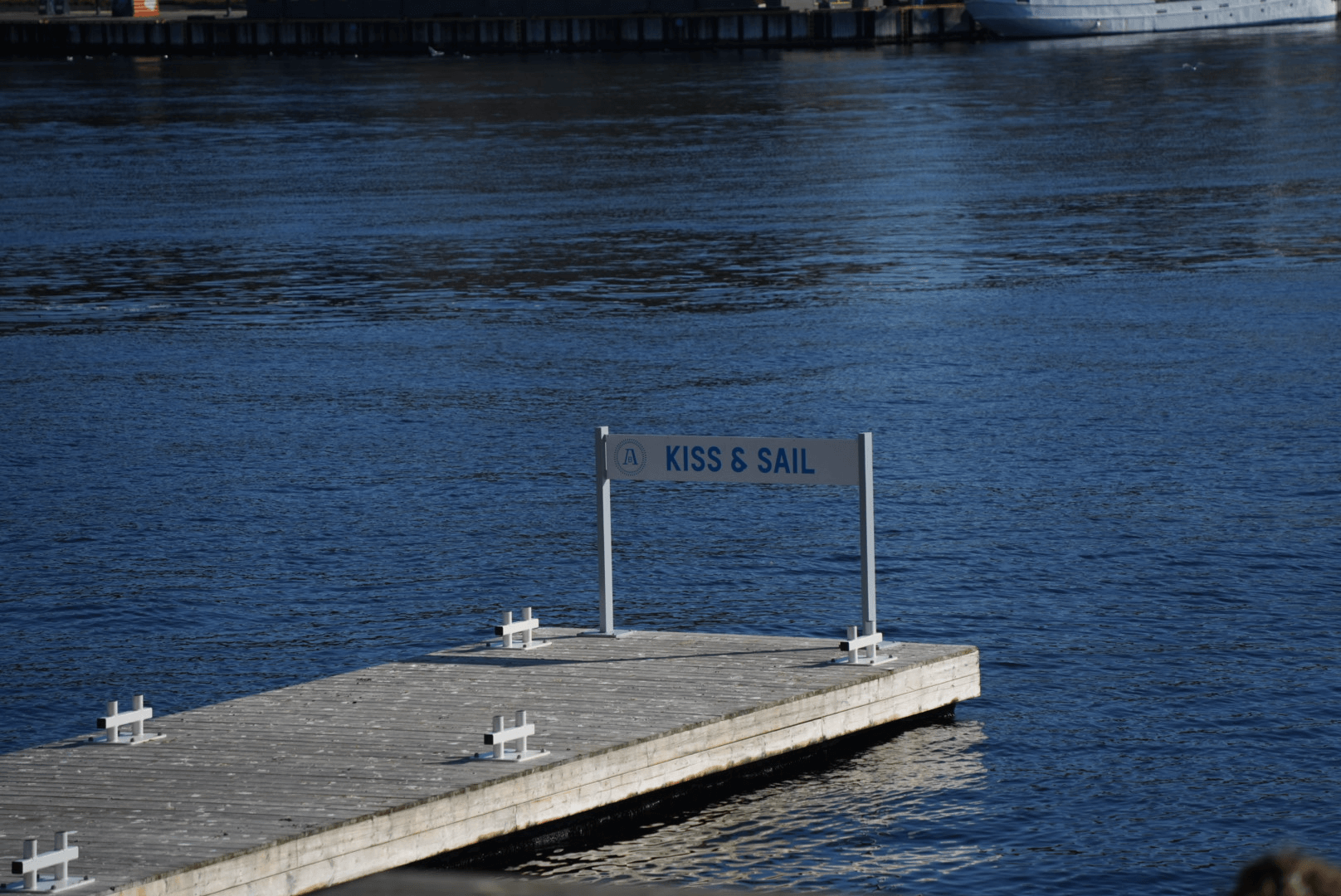 这应该是个打卡点，没看到有人在kiss